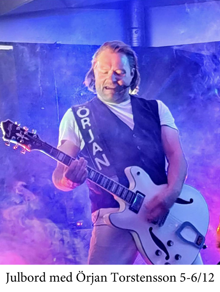 Julbord på Storm i Grebbestad med Örjan Torstensson på scen och gäster som njuter av julmat och musik.