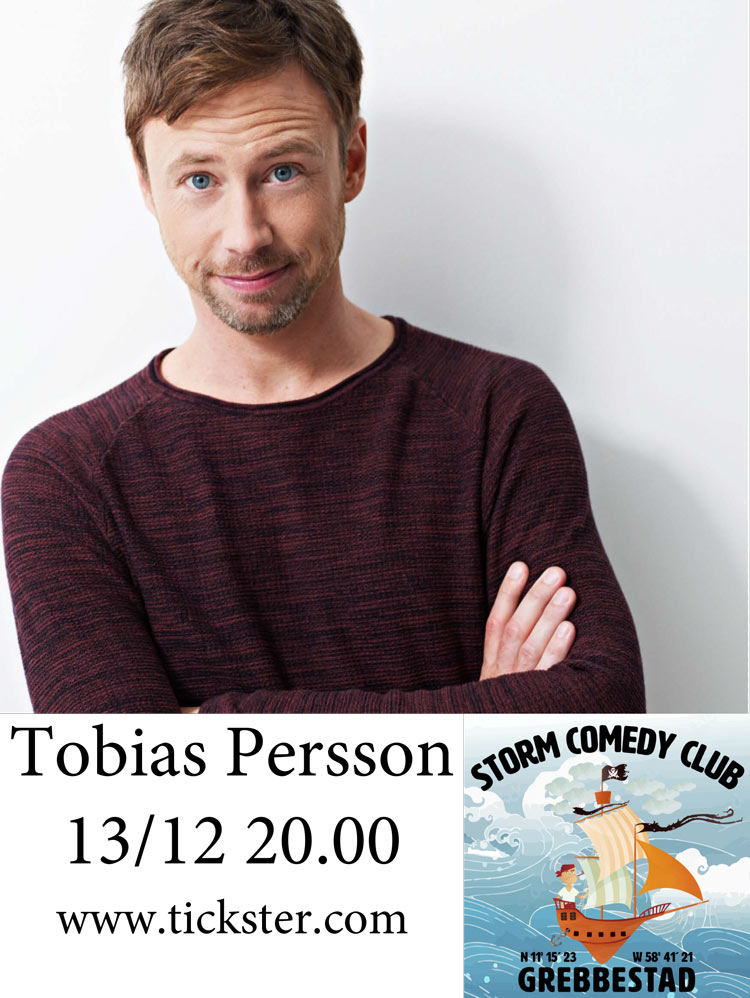 Tobias Persson på scen under julbordskväll på Restaurang Storm i Grebbestad, med publik som skrattar och njuter av stämningen