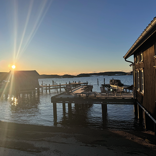 Everts Sjöbod i Solnedgång Grönemad