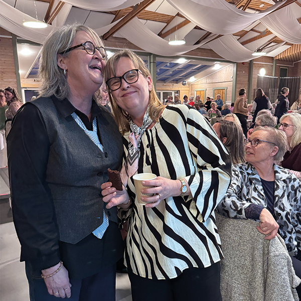 En kväll där mode möter gemenskap Gästerna började kvällen med att njuta av maten. De serverade en härlig paj tillsammans med sallad, brieost och focacciabröd. Samtalen flödade och skratten avlöste varandra. Därefter tog modevisningen vid.